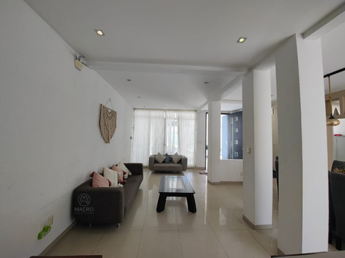 Casa En Venta En Col. Plan De Ayala Con Gran Alberca Y Jardín.