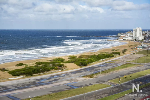 Departamento En Torre Nueva A Pasos Del Mar, Playa Brava, Punta Del Este.