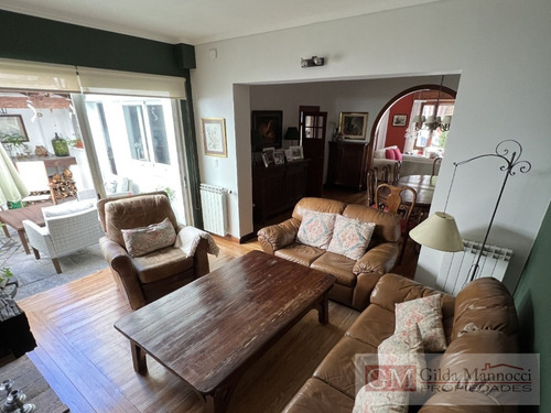 Casa De 2 Pisos, 3 Dormitorios, 4 Baños, En Venta En Pocitos