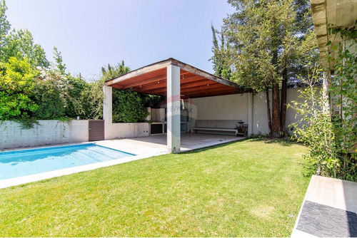 Linda Casa En Lo Barnechea: Espacios Y Comodidad