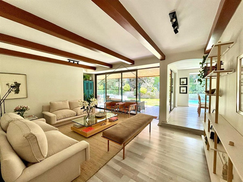 Remodelada!! Impecable Casa En Venta De 5 Dorm. La Dehesa.