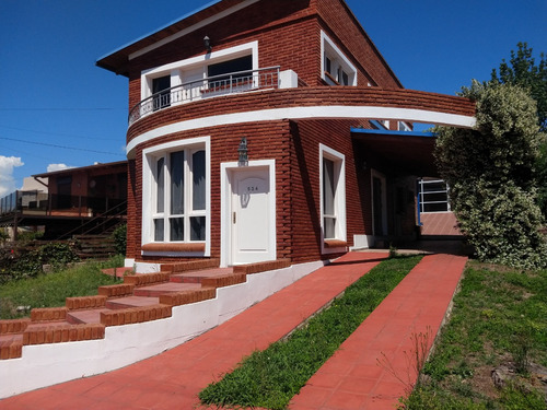 Casa Chalet De Dos Plantas Con Vistas Hacia La Montaña En Ubicación Tranquila Y Cerca Del Centro.