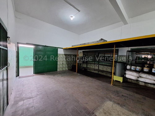 Amplio Local Comercial Con Area De Deposito, Ubicacion Privilegiada Sobre La Av. Bolivar 24-17385 Ec