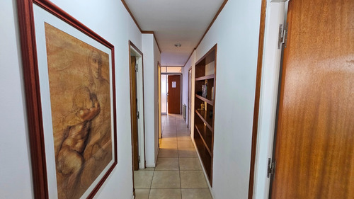 En Venta. Semipiso De Oficina Al Frente Con Cochera Propia. Zona Chauvin.