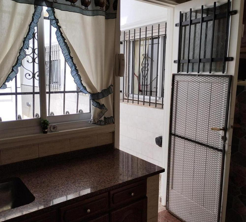 Tipo Casa Entrada Indep. Planta Baja. Garaje 2 Patios Terraza Quincho 6 Amb