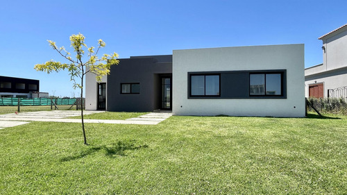 Casa En Venta En Puertos Del Lago En Una Planta