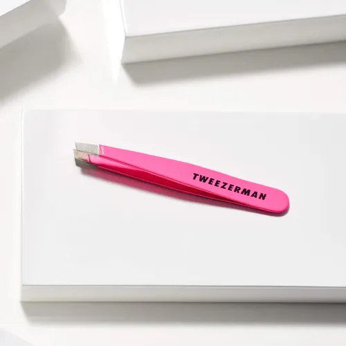 Pinza Pequeña Inclinada De Acero Inoxidable Tweezerman, Rosa