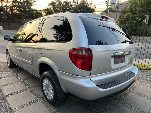 Imagen 6 de 25 de Chrysler Town Country 2005 Flamantísima