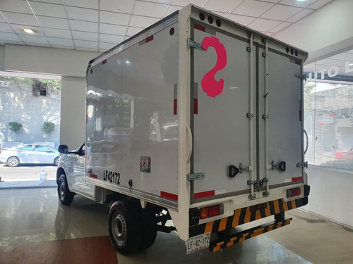 Imagen 4 de 14 de Nissan Np300 2020 2.5 Chasis Cabina Dh Aa Pack Seg Mt