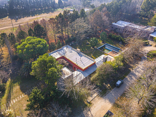 Casa De 3 Dormitorios Con 492 M2 Y Lote De 2.860 M2 En Los Raigales Roldan