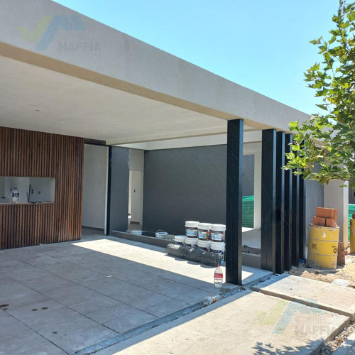 Casa 4 Ambientes, 3 Dormitorios, Jardín - Barrio El Aljibe