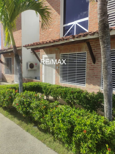 Venta Hermoso Th En Urbanizacion Asocibal Norte, Carenero, Higuerote
