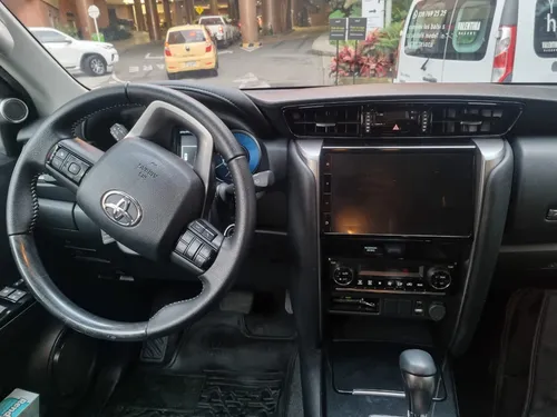 Toyota Fortuner 2.4l Sr Tp 2.4cc Td 7ab 4x2 2023 Único Dueño