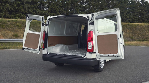 Toyota Hiace 2.8 Tdi Furgón 6at L2h2 3a 5p