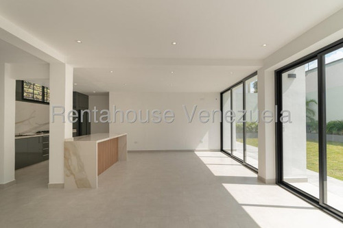 Hermosa Casa Totalmente Remodelada En Venta Ubicada En El Cafetal 25-17659