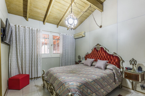 Casa En Ciudad Evita - 2 Dormitorios Mas Escritorio - Apto Credito - Quincho Y Pileta