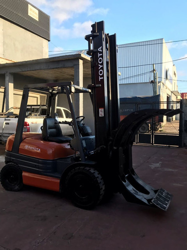 Autoelevador Toyota 2,5 Tn Con Clam