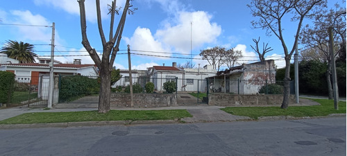 Casa Con Local Comercial Y Galpón , Amplio Jardín. Piedras Blancas
