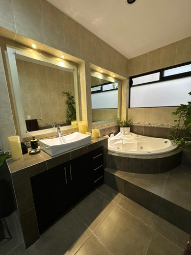 En Venta Espectacular Residencia En Los Bosques