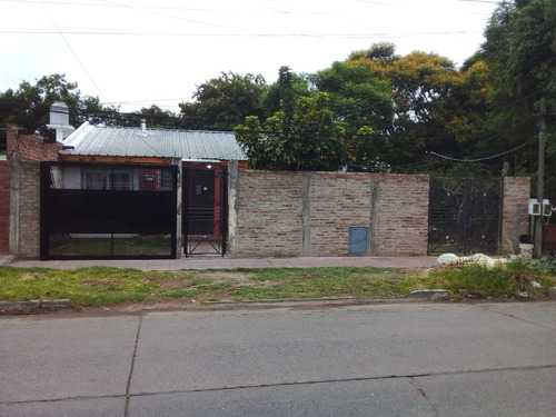 Inmueble Con 2 Casas, Un Depto Y Galpón.