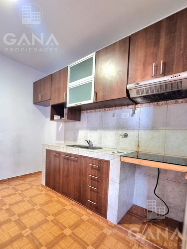 Casa En Venta De Pasillo 2 Dormitorios Reciclada.