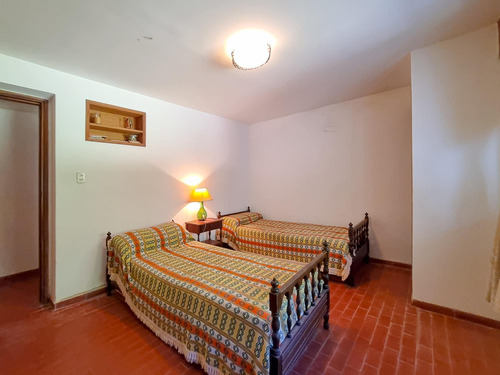 Casa En Venta · 7 Ambientes · 3600 M2 · Jardín · Quincho · Piscina