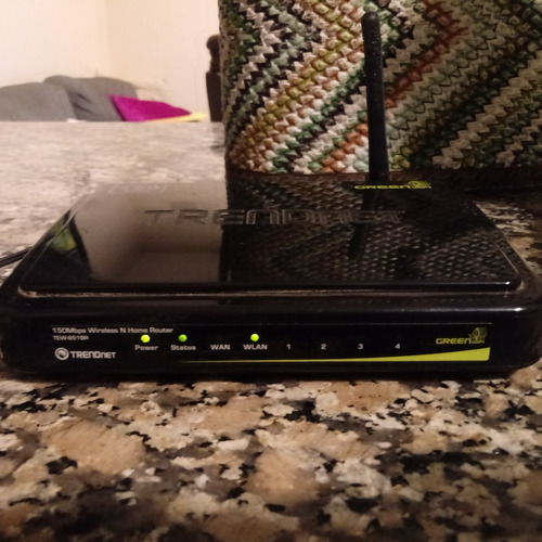 Router Wifi Trendnet 150 Mbps (detalle Estético En Antena)