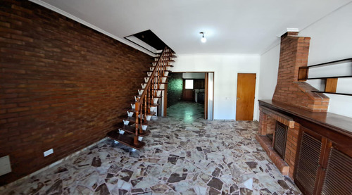 Venta De Casa- Chalet De Dos Plantas, En Ph , Calle Libertad Entre Conesa Y Colon - Quilmes