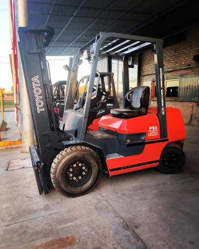 Imagen 1 de 4 de Autoelevador Toyota Triple Diesel Desplazador