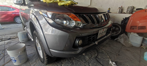 Mitsubishi L200 2.4 Cabina Doble 4x2 Mt