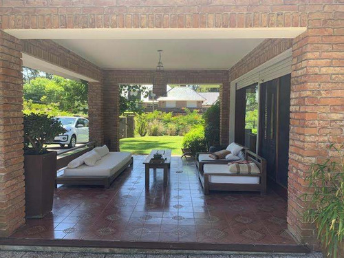 Casa En Alquiler De 3 Dormitorios C/ Cochera En Lugano