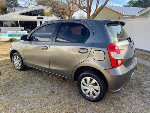 Imagen 13 de 16 de Toyota Etios 2017 1.5 Xs