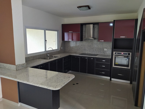 Imagen 2 de 14 de Re/max 2mil Vende Cómodo Y Atractivo Townhouse En Urb. Brisas De San Miguel - Isla De Margarita