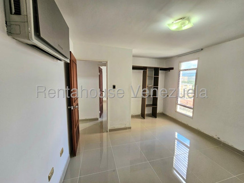 Apartamento En Venta Base Aragua Maracay Con Pozo De Agua Piscina Piso Medio Vigilancia Kg:25-12193