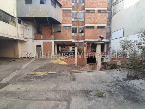 Dennymar, Alquila Edificio Comercial En El Centro De Barquisimeto Esta Caracterizado Por Poseer Área Para Lavanderia, Bombona De Gas, Salón Para Conferencias Y Área De Cocina Industrial. B5a16062