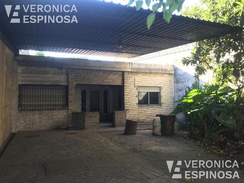 Casa De Tres Ambientes En Venta. Morón. Sobre Lote Propio De 10x30 -