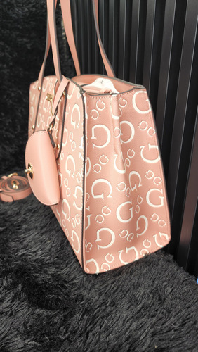 Bolsa Guess Ag947106 Nueva 100 % Original Con Etiqueta Rosa Claro Estampado Oro Negro