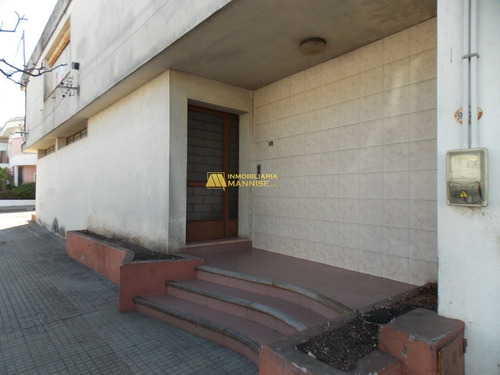 Gran Casa Con Galpón. Notable Esquina Céntrica