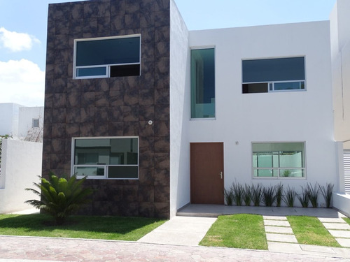 Hermosa Residencia En La Cima De Autor, 3 Habitaciones, Estudio O 4ta Recamara.