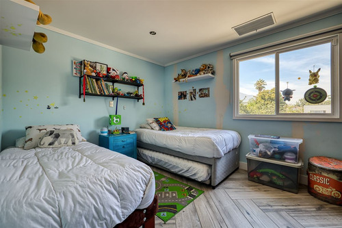 Moderna Y Eficiente Casa En Las Condes, Sector Residencial