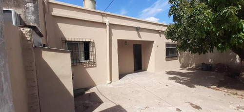 Casa En Venta - 2 Dormitorios 1 Baño - Cochera - 200mts2 - Lomas De Zamora