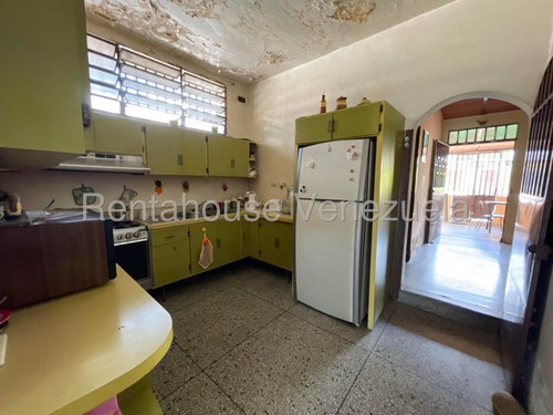 Casa Amplia Para Remodelar Potencial Para Negocio Ubicada Estrategicamente En Avenida Con Alto Tráfico Vehicular. Rah 25-16456