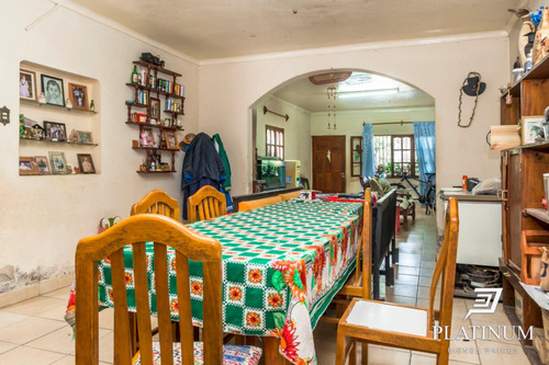 Casa En Venta De 7 Dormitorios C/ Cochera En Limache