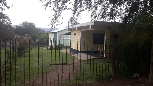 Casa Al Frente Con Depósito Al Fondo En Pleno Centro.