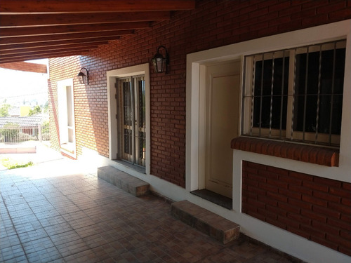 Casa Chalet De Dos Plantas Con Vistas Hacia La Montaña En Ubicación Tranquila Y Cerca Del Centro.