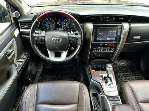 Toyota Hilux SW4 2.8 SRX 4X4 7 LUGARES 16V TURBO INTERCOOLER DIESEL 4P AUTOMÁTICO
