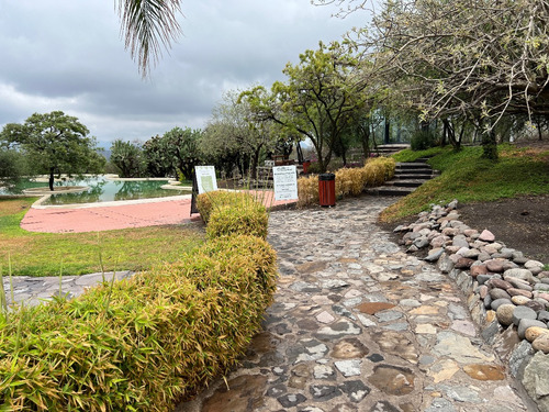 Hermoso Lote Terreno Regular Completamente Plano Propio Para Construir La Casa De Tus Sueños Dentro De Fraccionamiento Privado Real De Juriquilla.