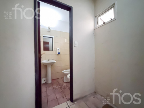 Venta Inmueble Comercial Con Galpón, Entrepiso Y Oficinas En Barrio Luis Agote