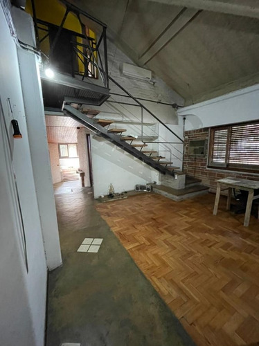 Imagen 2 de 14 de Magnífica Casa En Venta De 5 Ambientes Con Jardín Y Quincho En Banfield Oeste