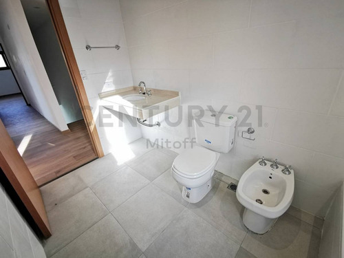 Imagen 8 de 15 de Dúplex Tipo Casa Al Frente De 3 Dormitorios, Jardín Y Cochera En Venta En Gonnet